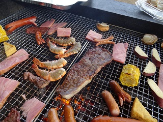 お楽しみのＢＢＱ！お肉に海老にウインナー、トウモロコシに。。。厚揚げ（？）